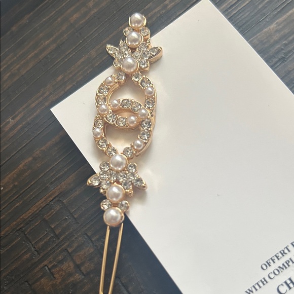 CHANEL Gold and Pearl Hair Accessory - Picture 3 of 4